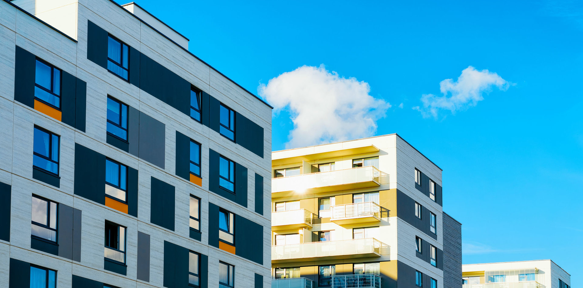 Blick auf eine Reihe moderner Bürogebäude und Gewerbeobjekte